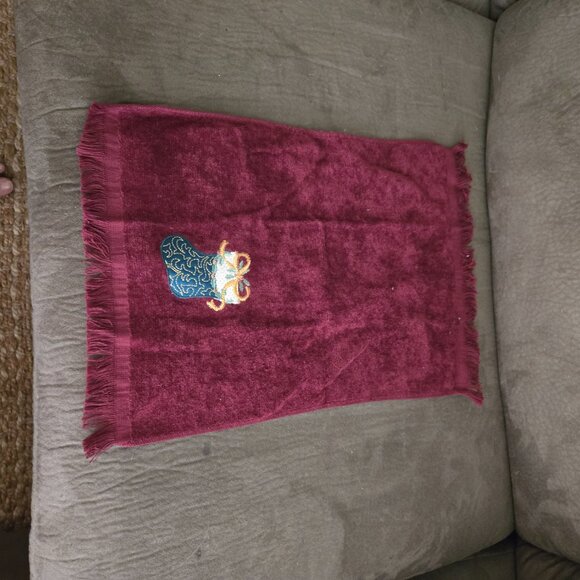 Multiple Sets of Christmas Hand Towels - Picture 2 of 7